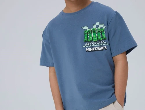 Dreng klædt i blå t-shirt med minecraft print 13243275 blue mirage